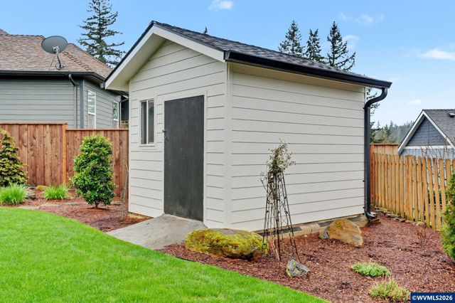 555 Yapa Dr, Silverton, OR 97381