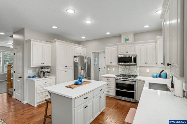 555 Yapa Dr, Silverton, OR 97381