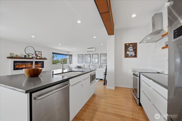 2568 13th Avenue W, Seattle, WA 98119