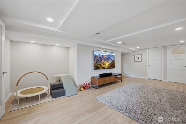 2568 13th Avenue W, Seattle, WA 98119