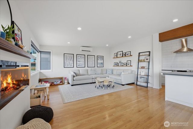 2568 13th Avenue W, Seattle, WA 98119