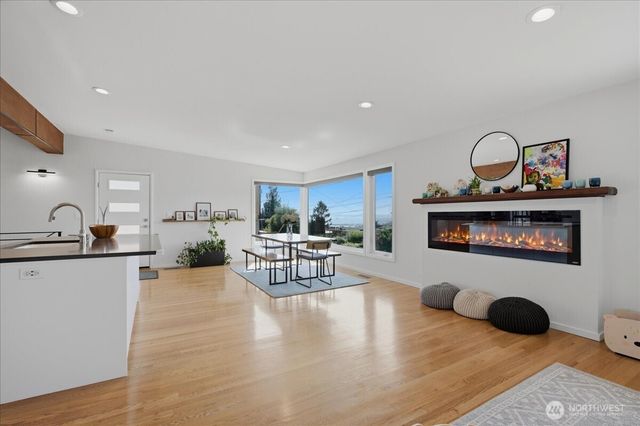 2568 13th Avenue W, Seattle, WA 98119