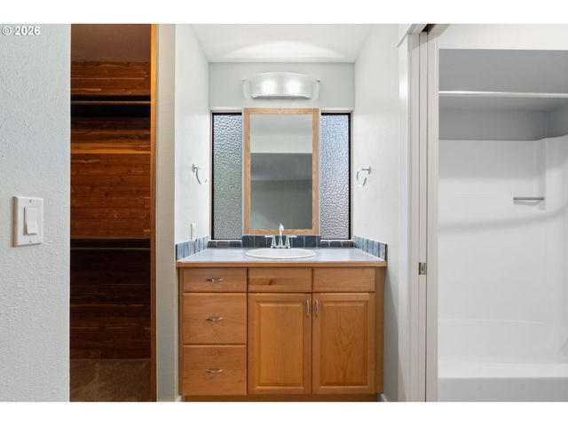 9836 Sw QUAIL POST Rd, Portland, OR 97219