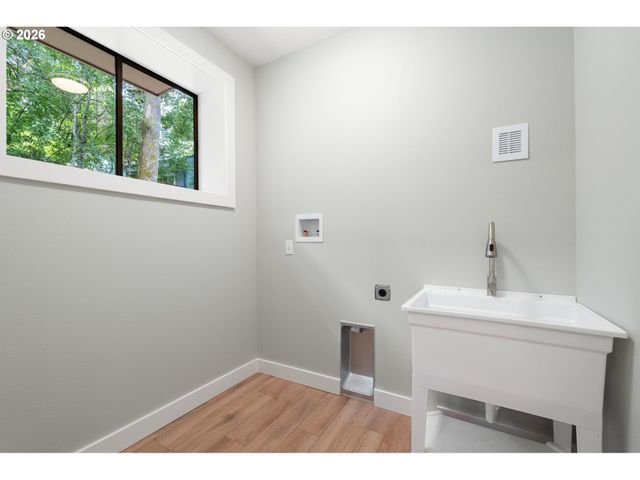 9836 Sw QUAIL POST Rd, Portland, OR 97219
