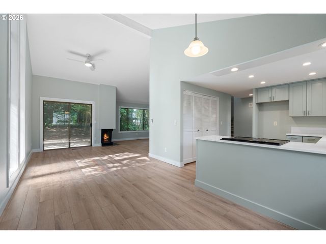 9836 Sw QUAIL POST Rd, Portland, OR 97219