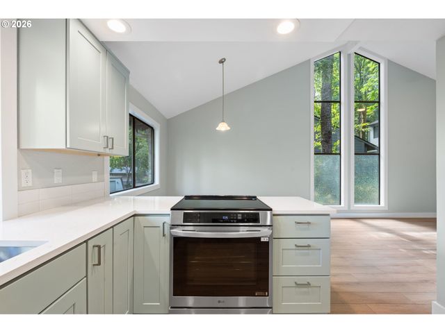 9836 Sw QUAIL POST Rd, Portland, OR 97219