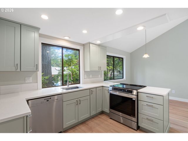 9836 Sw QUAIL POST Rd, Portland, OR 97219