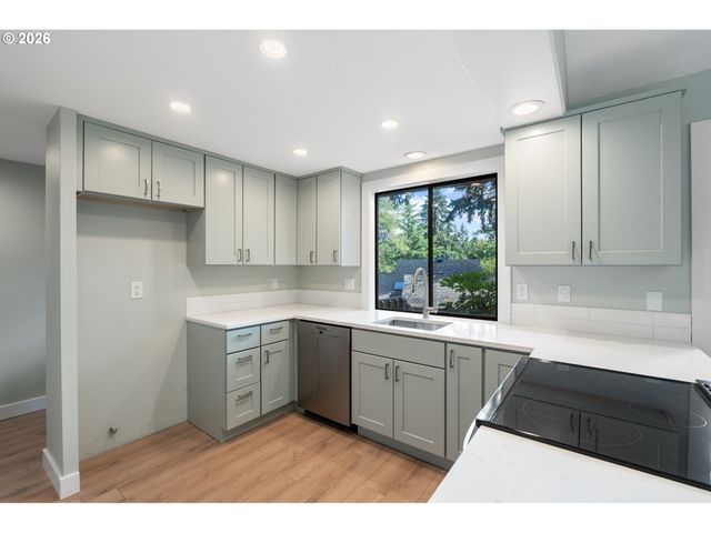 9836 Sw QUAIL POST Rd, Portland, OR 97219