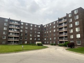 225 S Rohlwing Road 618, Palatine, IL 60074