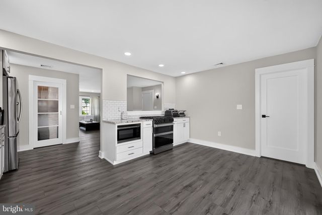50 MIDDLE RD, Levittown, PA 19056