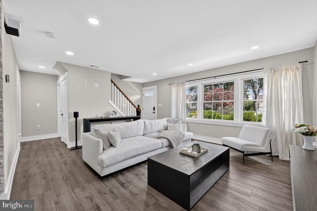50 MIDDLE RD, Levittown, PA 19056