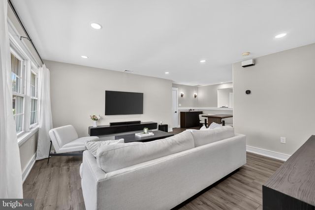 50 MIDDLE RD, Levittown, PA 19056