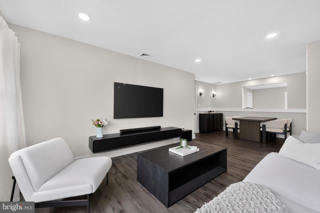 50 MIDDLE RD, Levittown, PA 19056