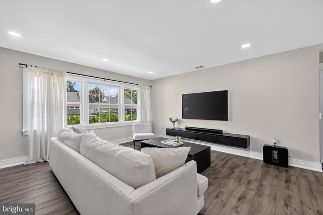 50 MIDDLE RD, Levittown, PA 19056
