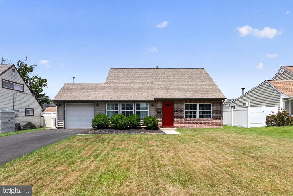 50 MIDDLE RD, Levittown, PA 19056