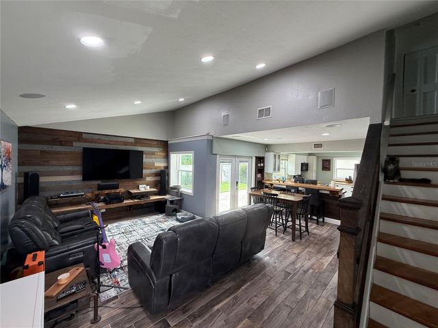 10009 REGAL WOODS LANE, Tampa, FL 33624