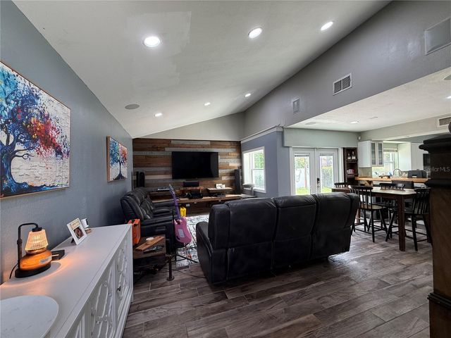 10009 REGAL WOODS LANE, Tampa, FL 33624