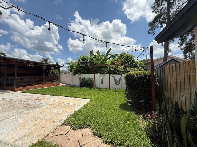 10009 REGAL WOODS LANE, Tampa, FL 33624