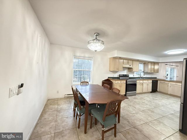 6486 DECKER RD, Bushkill, PA 18324