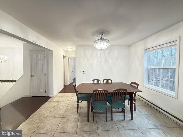 6486 DECKER RD, Bushkill, PA 18324