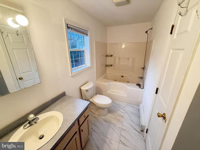 6486 DECKER RD, Bushkill, PA 18324