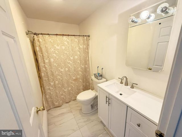 6486 DECKER RD, Bushkill, PA 18324