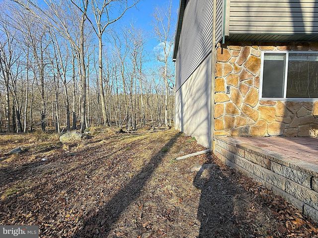 6486 DECKER RD, Bushkill, PA 18324
