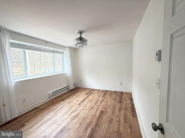 6486 DECKER RD, Bushkill, PA 18324