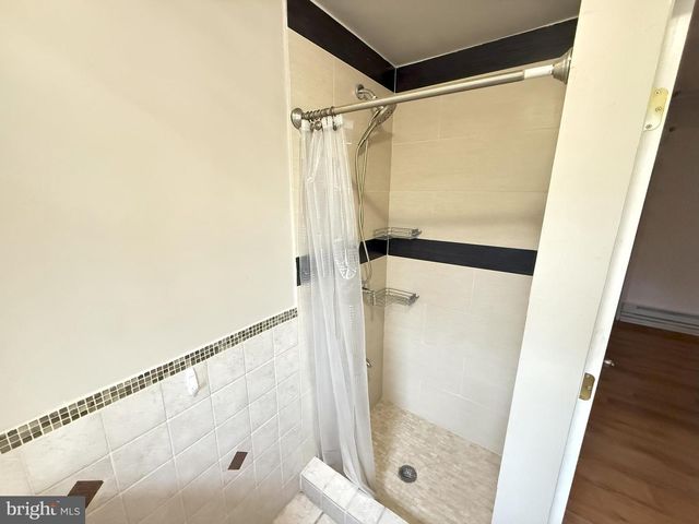 6486 DECKER RD, Bushkill, PA 18324