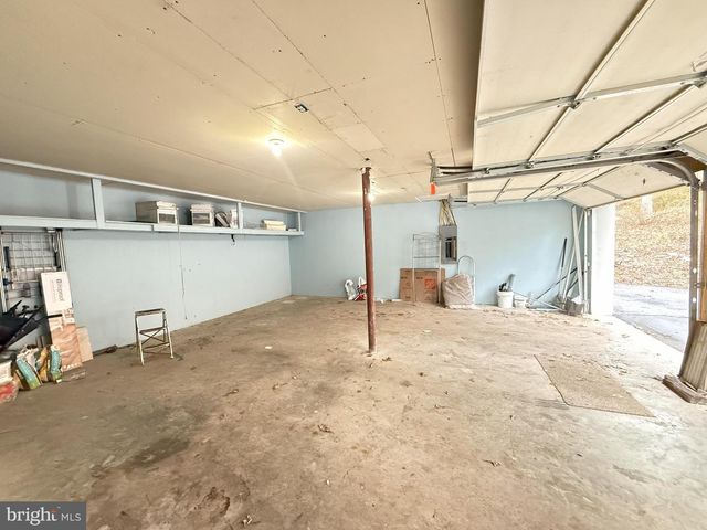 6486 DECKER RD, Bushkill, PA 18324