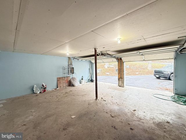 6486 DECKER RD, Bushkill, PA 18324