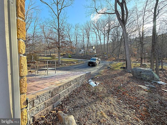 6486 DECKER RD, Bushkill, PA 18324