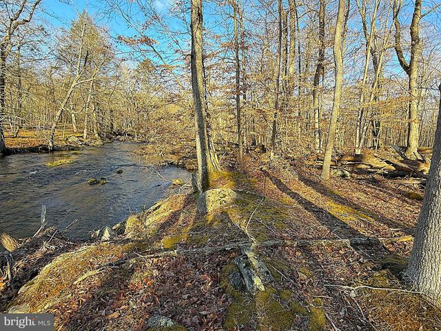 6486 DECKER RD, Bushkill, PA 18324