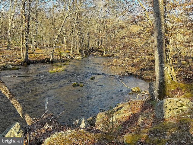 6486 DECKER RD, Bushkill, PA 18324