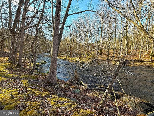 6486 DECKER RD, Bushkill, PA 18324