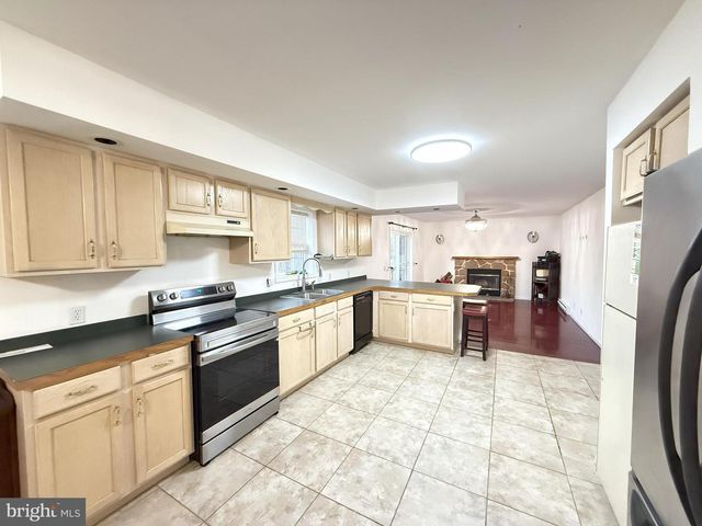 6486 DECKER RD, Bushkill, PA 18324