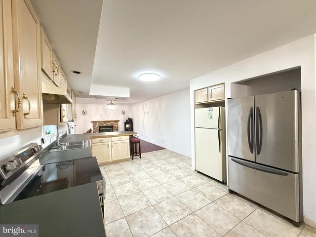 6486 DECKER RD, Bushkill, PA 18324