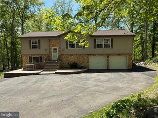 6486 DECKER RD, Bushkill, PA 18324