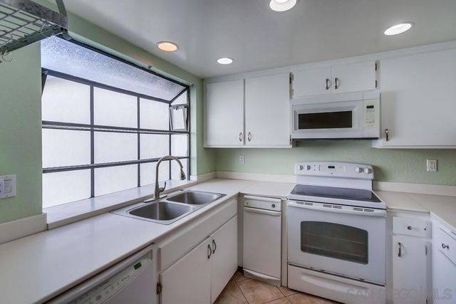 4044 Crystal Dawn Ln 203, San Diego, CA 92122