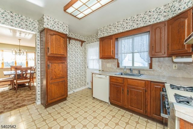 48 Center Ct, Garfield City, NJ 07026