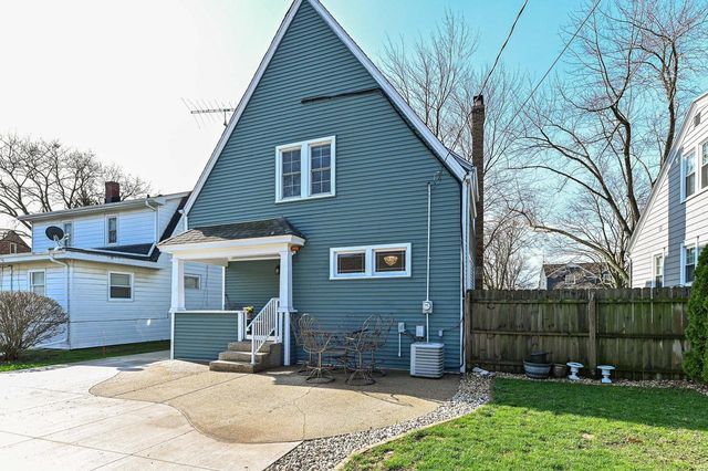 520 74th STREET, Kenosha, WI 53143