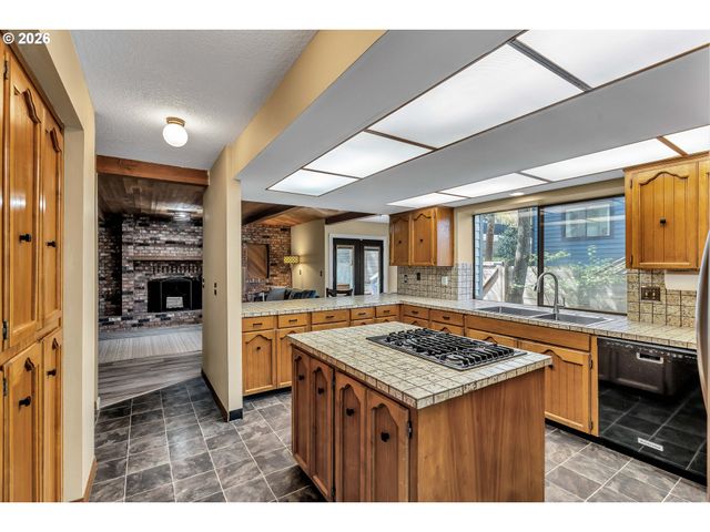 2005 CARRIAGE Way, West Linn, OR 97068