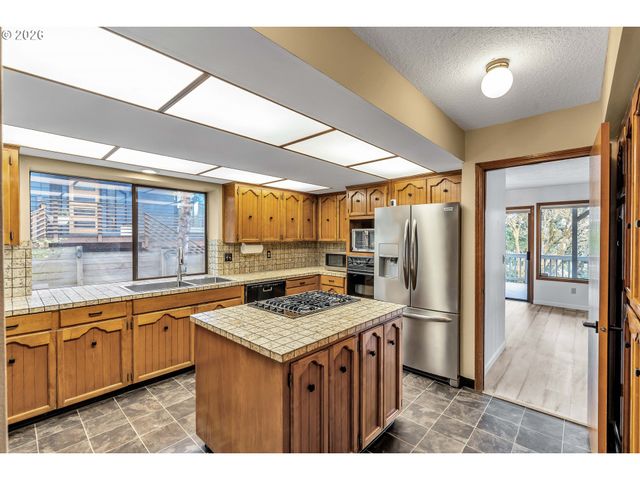 2005 CARRIAGE Way, West Linn, OR 97068