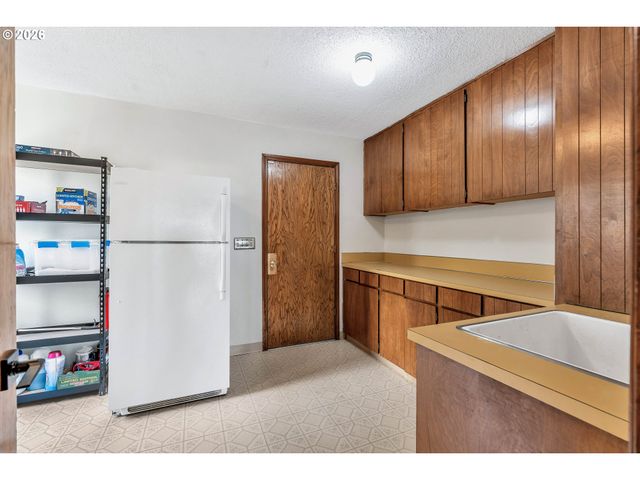 2005 CARRIAGE Way, West Linn, OR 97068