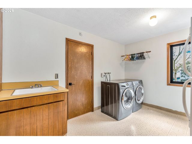 2005 CARRIAGE Way, West Linn, OR 97068