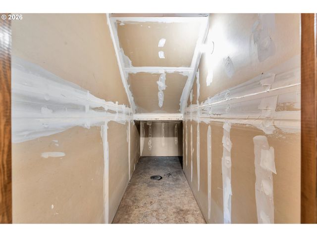 2005 CARRIAGE Way, West Linn, OR 97068