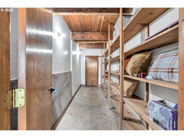 2005 CARRIAGE Way, West Linn, OR 97068