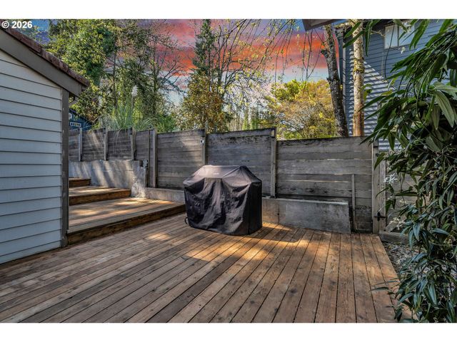 2005 CARRIAGE Way, West Linn, OR 97068