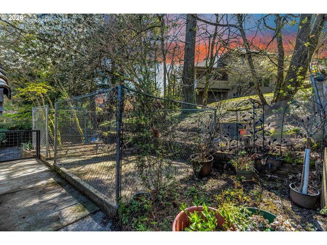 2005 CARRIAGE Way, West Linn, OR 97068