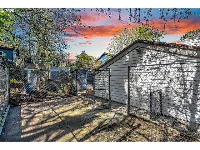 2005 CARRIAGE Way, West Linn, OR 97068